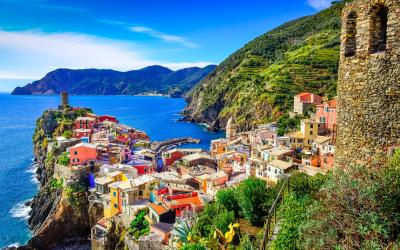 Scenic view of colorful village Vernazza and ocean coast in Cinque Terre, Italy