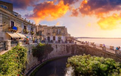 The Fountain of Arethusa and Siracusa (Syracuse)